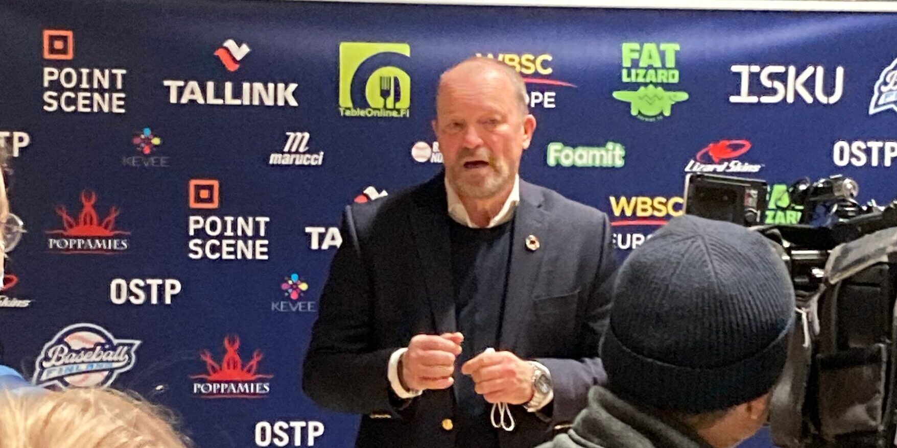 Ossi kameroiden edessä