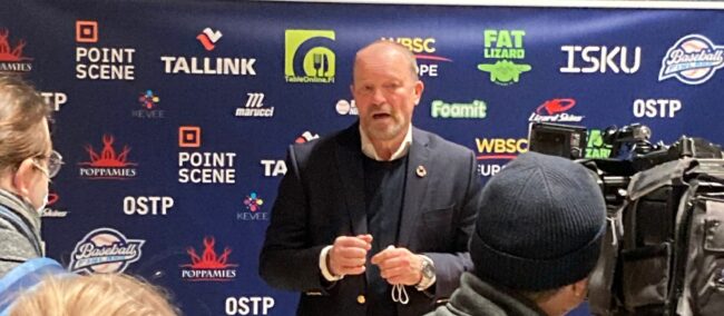 Ossi kameroiden edessä